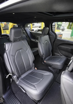 Chrysler Pacifica cena 104700 przebieg: 197000, rok produkcji 2018 z Białystok małe 497
